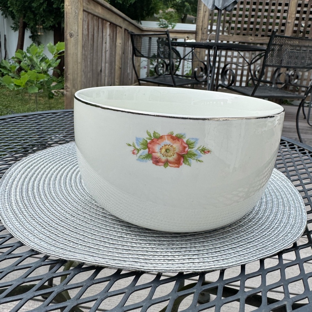 Vintage Hall’s serving bowl #658